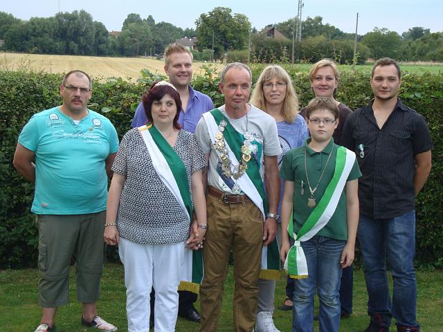 15.08.15 Sommerfest 2015 (22).JPG - Beim Sommerfest des Spz. wurde Nils Brinkmeier Jugend KönigJuppi Horstmann bei den Erwachsenen er nahm seine Frau Angelika zur Königin. Geehrt wurden im diesem Jahr.Auf dem Bild zweite Reihe von linksMit der Verbandsnadel für gute Beteiligung im ersten Jahr Aktiv. Harald Loffredi und Kirsten BinkebankMir einem Orden als Aktives Mitglied Dritte Reihe von links.Matthias Mell und Marina Cech für fünfzehn Jahre Sebastian Grund für fünf Jahre.